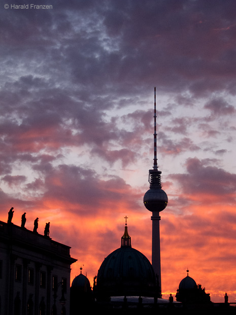 Berlin Fernsehturm bei Sonnenaufgang